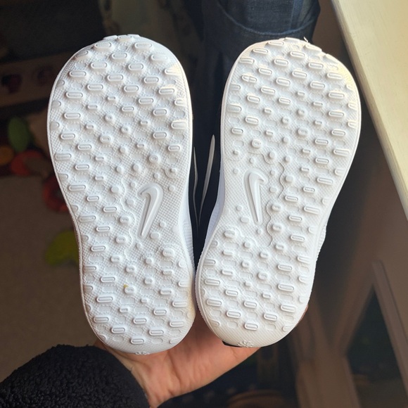 Nike Revolution 7 - Tanjun - Child Black and White Sneakers - size 6c - Like New - Picture 4 of 6